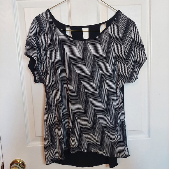 Dress Barn Tops - Dressbarn Black White Chevron Pattern Blouse Open Back Business Casual Size PM